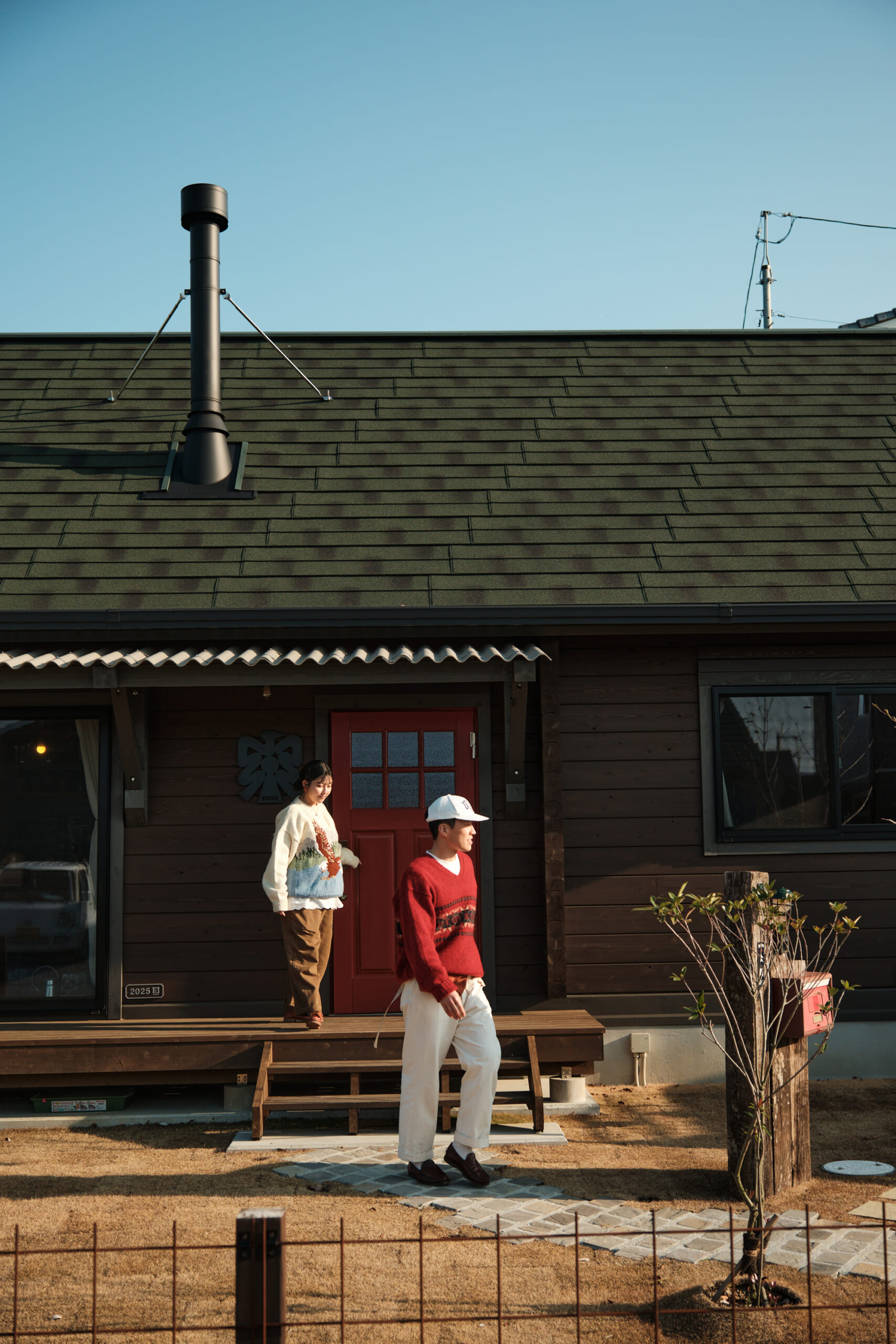 玄関から出てくる夫婦の様子