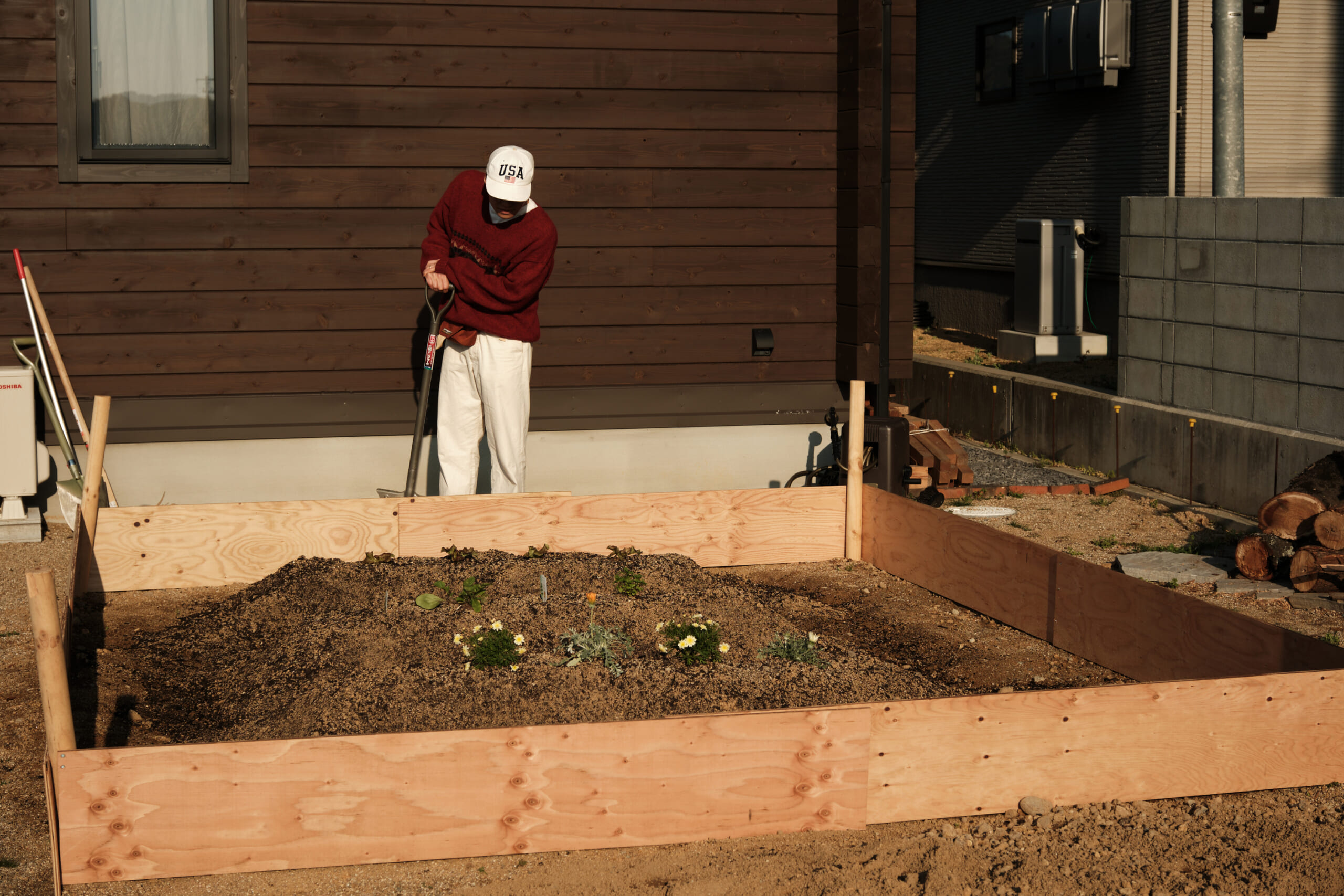 庭にある畑で作業するゴッシーさん