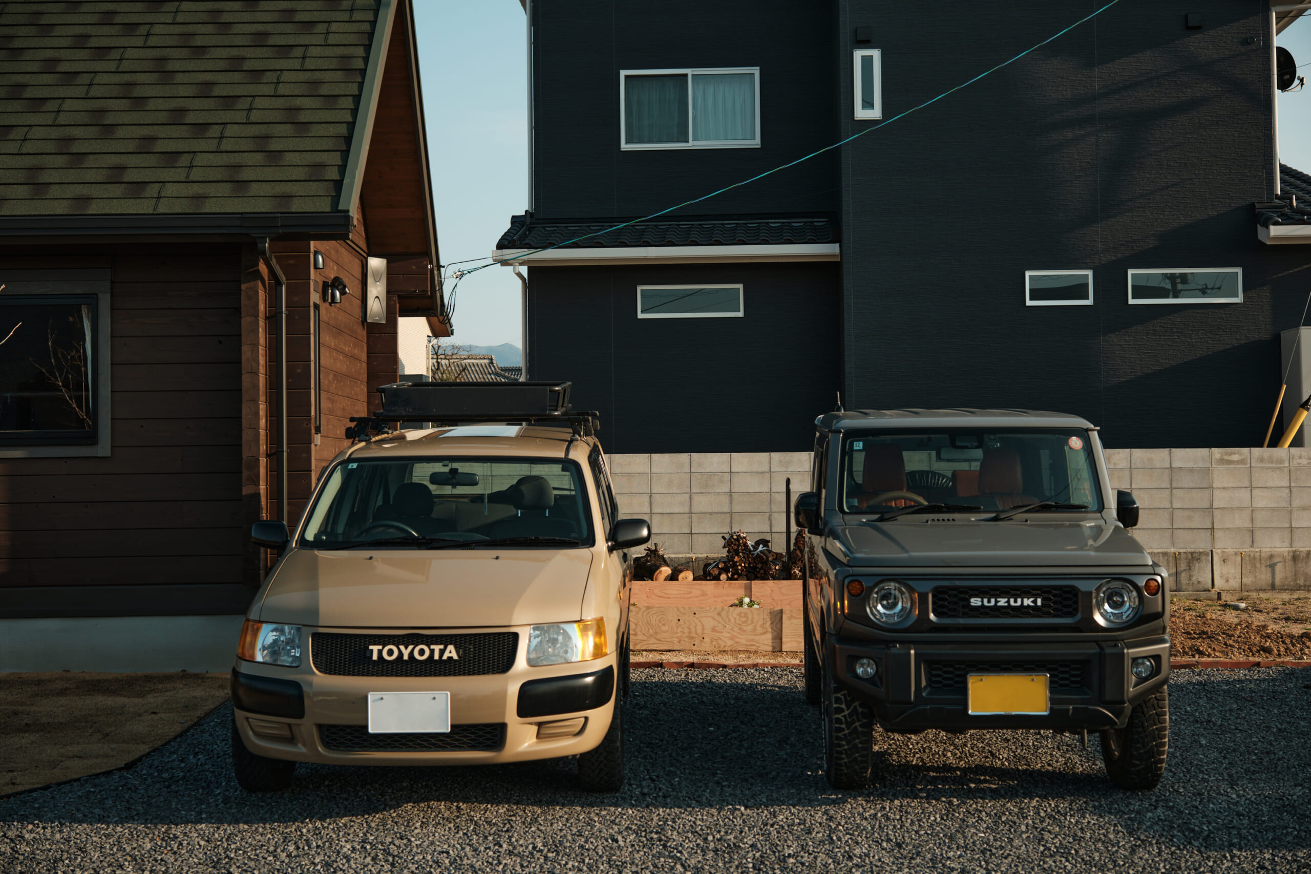 庭に置いたジムニーとサクシード