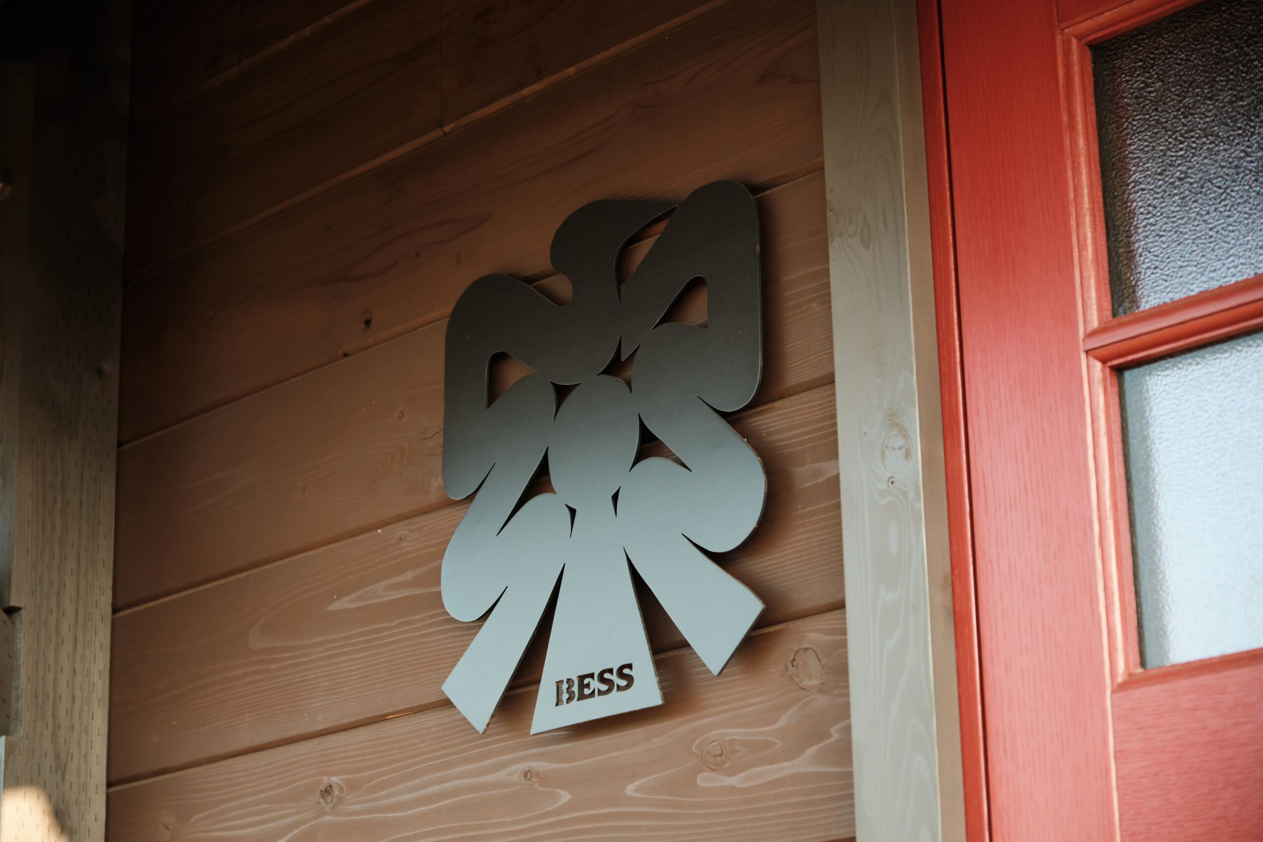 玄関に飾られた栖ログの鳥の飾り