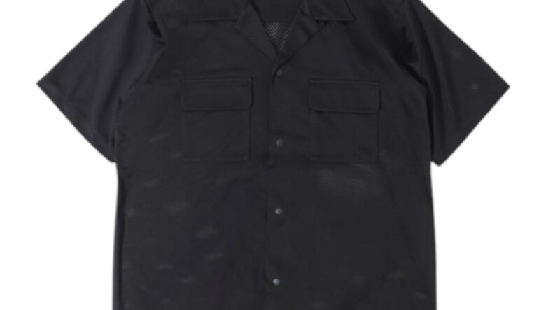 風を通してドライな着心地をキープ。バーラップアウトフィッターが放つメッシュ仕様のトップスが夏を快適に。