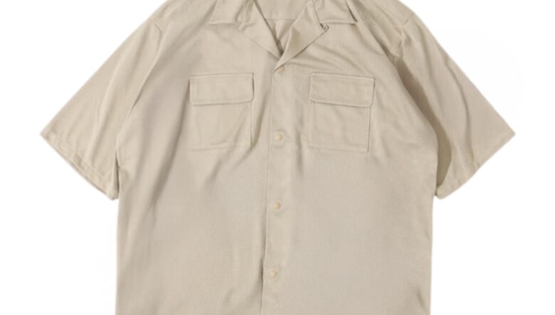 風を通してドライな着心地をキープ。バーラップアウトフィッターが放つメッシュ仕様のトップスが夏を快適に。