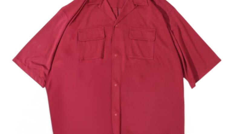 風を通してドライな着心地をキープ。バーラップアウトフィッターが放つメッシュ仕様のトップスが夏を快適に。