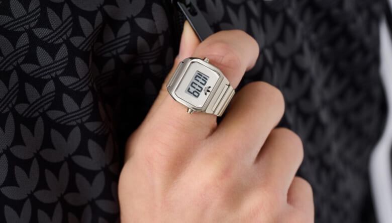 80’Sの雰囲気を色濃く残したアディダスオリジナルスの腕時計をリングウォッチにアレンジ！