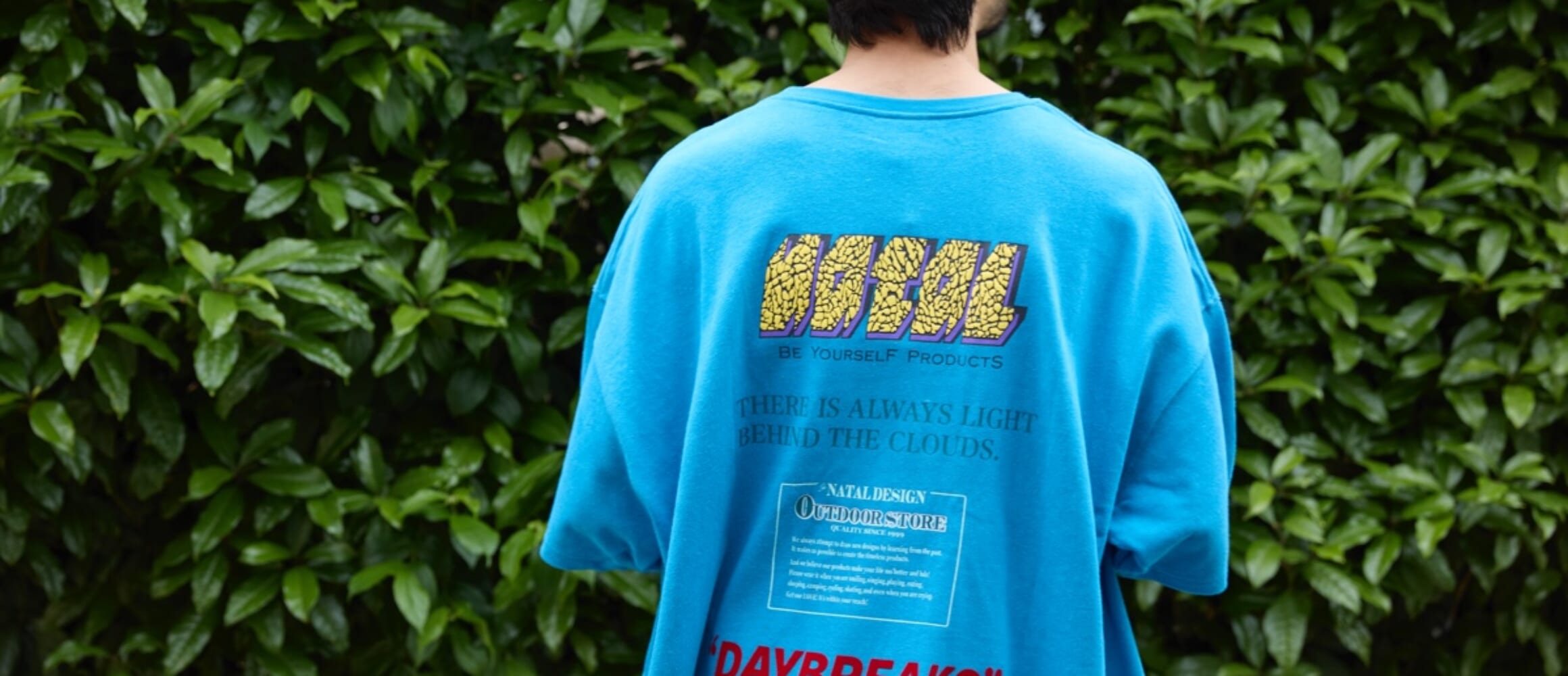 シンプルなフロントとのギャップが新鮮。背中で個性を主張するバック