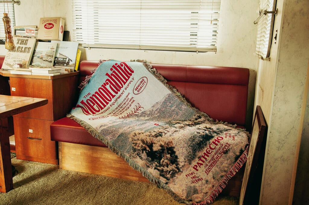 Memorabilia Woven Throw Blanket室内イメージ