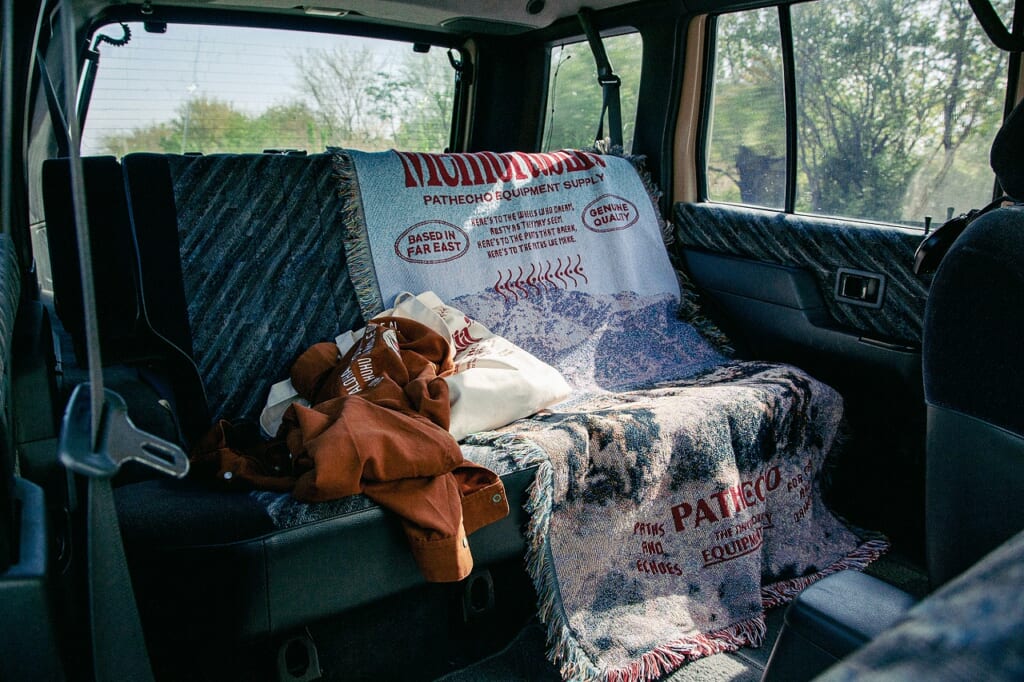 Memorabilia Woven Throw Blanket車内イメージ