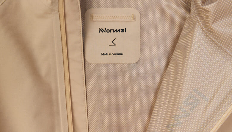 雨ニモマケズ、風ニモマケズ。トレイルランに特化した NNormalのレインジャケットが進化。