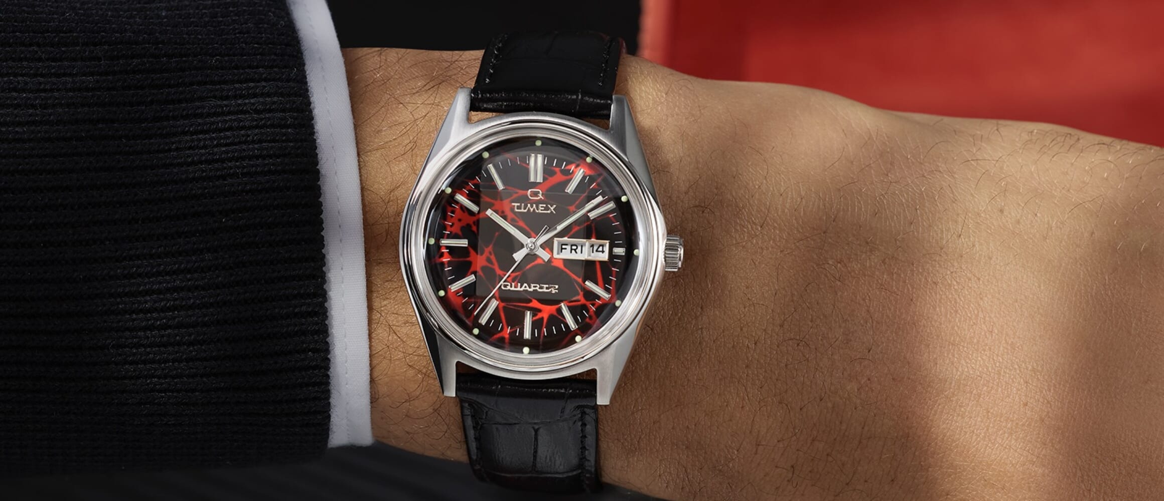 タイメックスから70年代の名作モデルが復刻。漆黒と深紅のマーブル文字