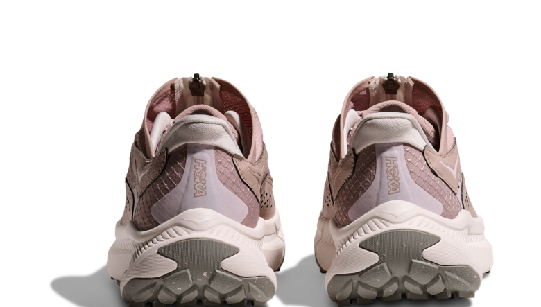 HOKAのシーズナルカラーで足元をメイク！ファスナーシューによるクリーンなスタイリングも注目。