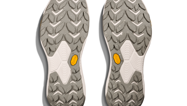 HOKAのシーズナルカラーで足元をメイク！ファスナーシューによるクリーンなスタイリングも注目。