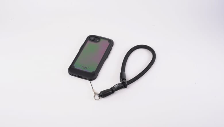もうスマホを落とさない！ ルートコーが別注したヨセミテハンドストラップは、見た目も機能も文句なし。