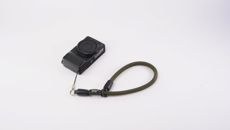もうスマホを落とさない！ ルートコーが別注したヨセミテハンドストラップは、見た目も機能も文句なし。