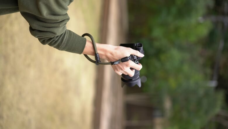 もうスマホを落とさない！ ルートコーが別注したヨセミテハンドストラップは、見た目も機能も文句なし。