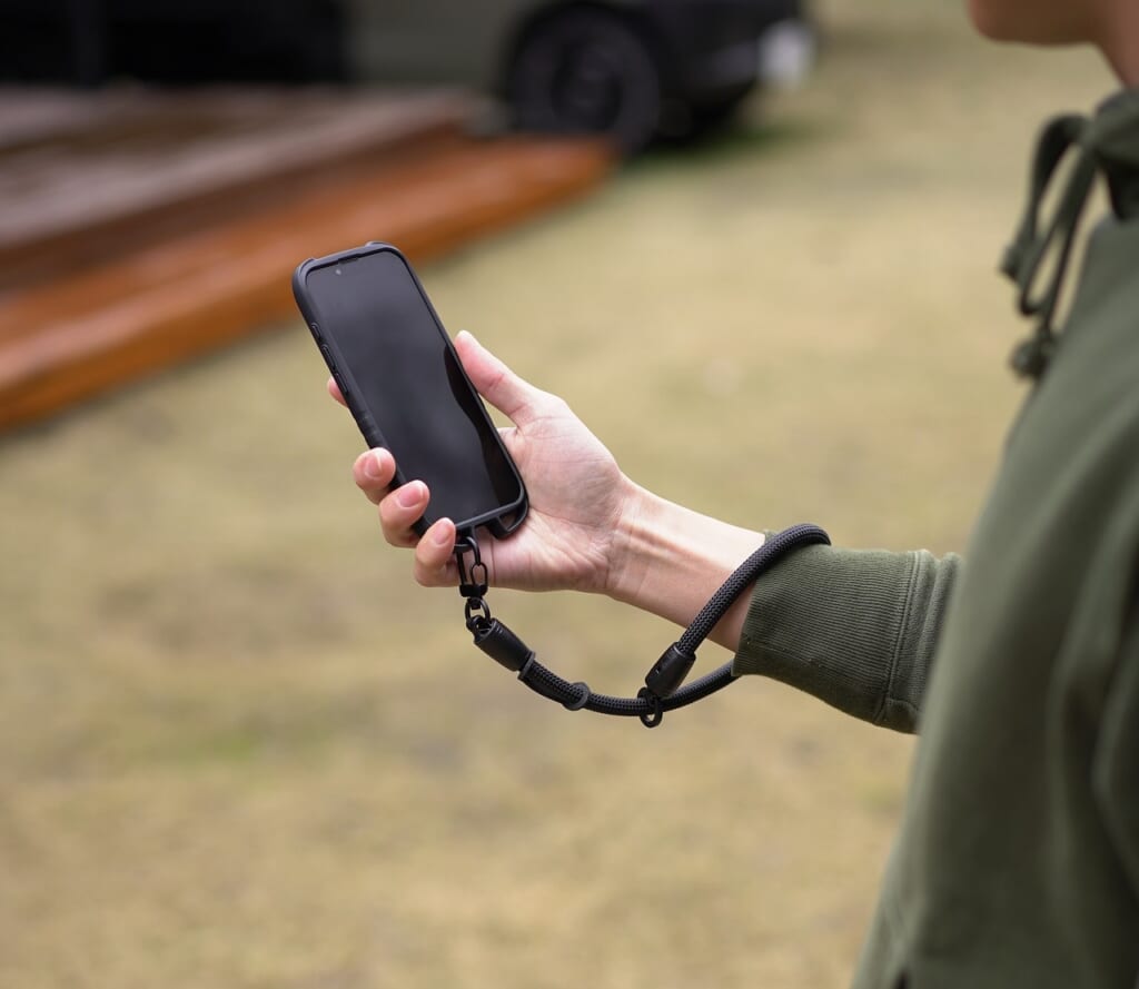 EPM × ROOT CO./YOSEMITE HAND STRAP、スマートフォンカバー使用例