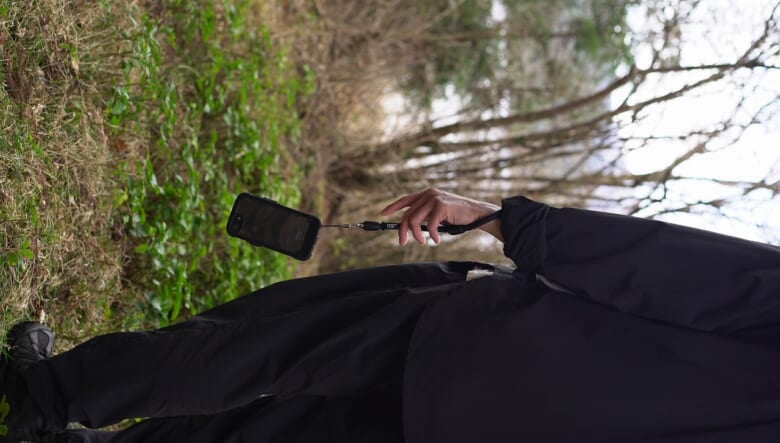 もうスマホを落とさない！ ルートコーが別注したヨセミテハンドストラップは、見た目も機能も文句なし。