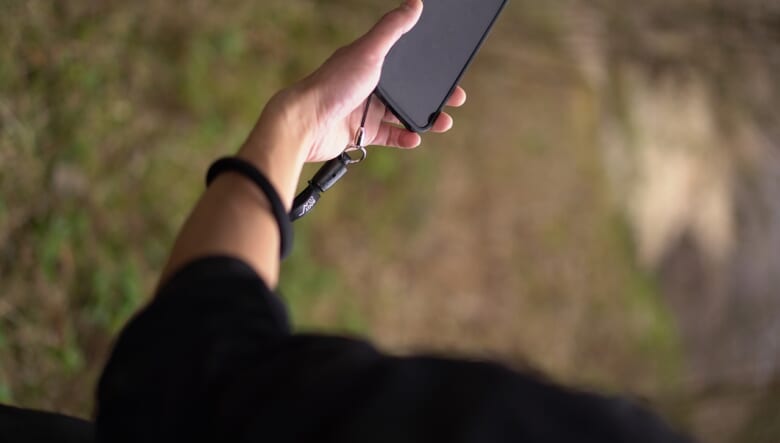 もうスマホを落とさない！ ルートコーが別注したヨセミテハンドストラップは、見た目も機能も文句なし。