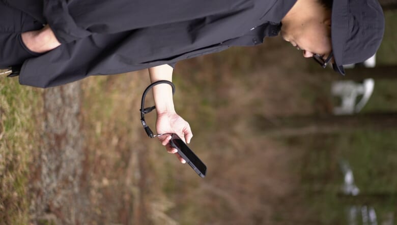 もうスマホを落とさない！ ルートコーが別注したヨセミテハンドストラップは、見た目も機能も文句なし。