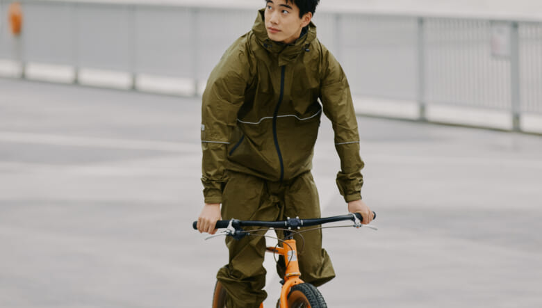 ゲリラ豪雨もなんのその。自転車での移動もフォローする、KiUの新作レインウエアをチェック！