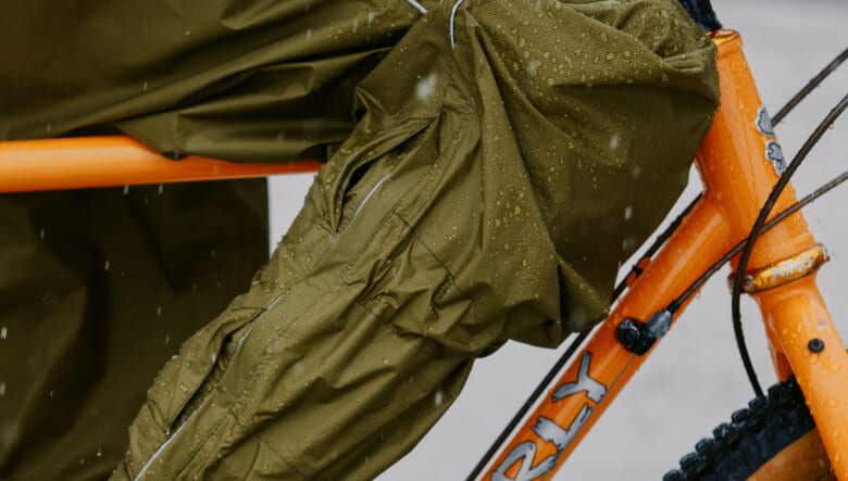 ゲリラ豪雨もなんのその。自転車での移動もフォローする、KiUの新作レインウエアをチェック！