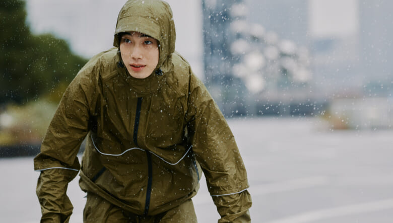 ゲリラ豪雨もなんのその。自転車での移動もフォローする、KiUの新作レインウエアをチェック！