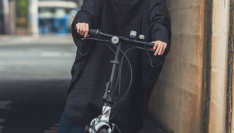 ゲリラ豪雨もなんのその。自転車での移動もフォローする、KiUの新作レインウエアをチェック！