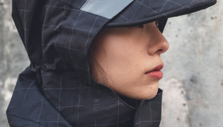 ゲリラ豪雨もなんのその。自転車での移動もフォローする、KiUの新作レインウエアをチェック！