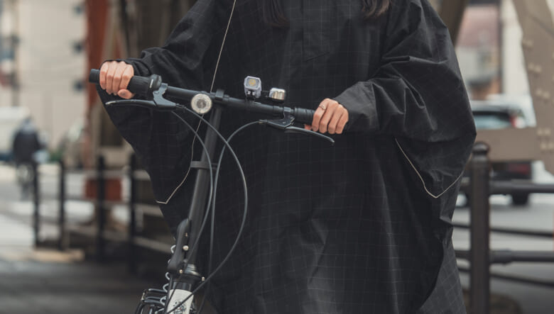 ゲリラ豪雨もなんのその。自転車での移動もフォローする、KiUの新作レインウエアをチェック！