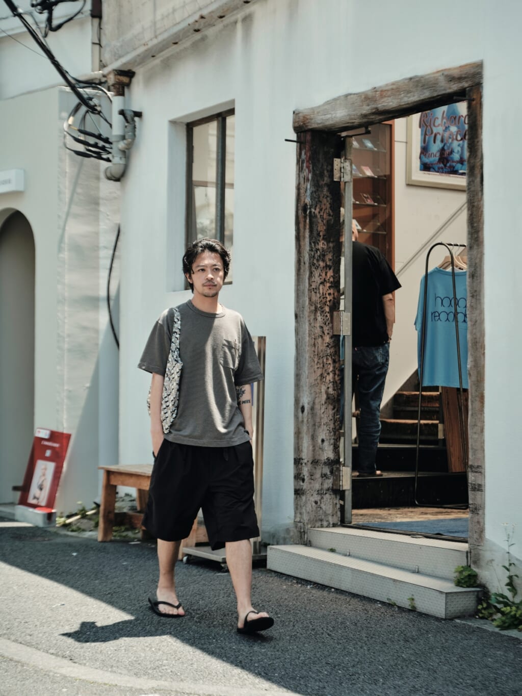 渡邊泰斗/nanamica プレス
マイクロストライプポケットTシャツ¥16500、アルファドライダブルプリーツショーツ¥26400/ナナミカ ビーチサンダル¥2970/ナナミカ×ヒッポブルー(すべてナナミカ代官山)トートバッグ/モノプリックス