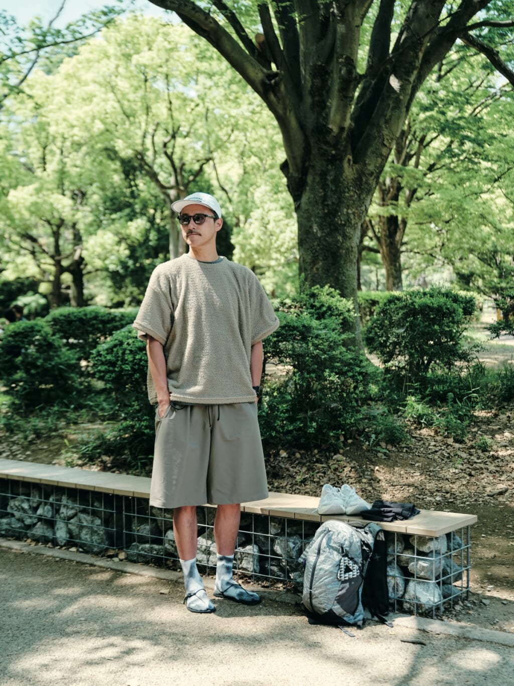 牧野英明/BEAMS CREATIVE ディレクター
シャグTシャツ、チューブラーTシャツ、エクスプローラーショーツ/すべてヌーデザイン キャップ/ワイルドティー ソックス/ノーダル サンダル:H01/ベイシスマウンテンギア バックパック:ルーシド20/ピンゴーラ×牧野商店 サングラス/タイマー 腕時計:フェニックス8/ガーミン