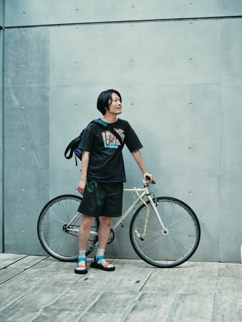 成田滋久/ROTOTO 商品企画、営業
ソックス:オールラウンダー テックメッシュ タイダイ¥3080/ロトト(ロトトショールーム)Tシャツ、ショーツ、メッセンジャーバッグ/すべて古着 サンダル:ハリケーン/テバ