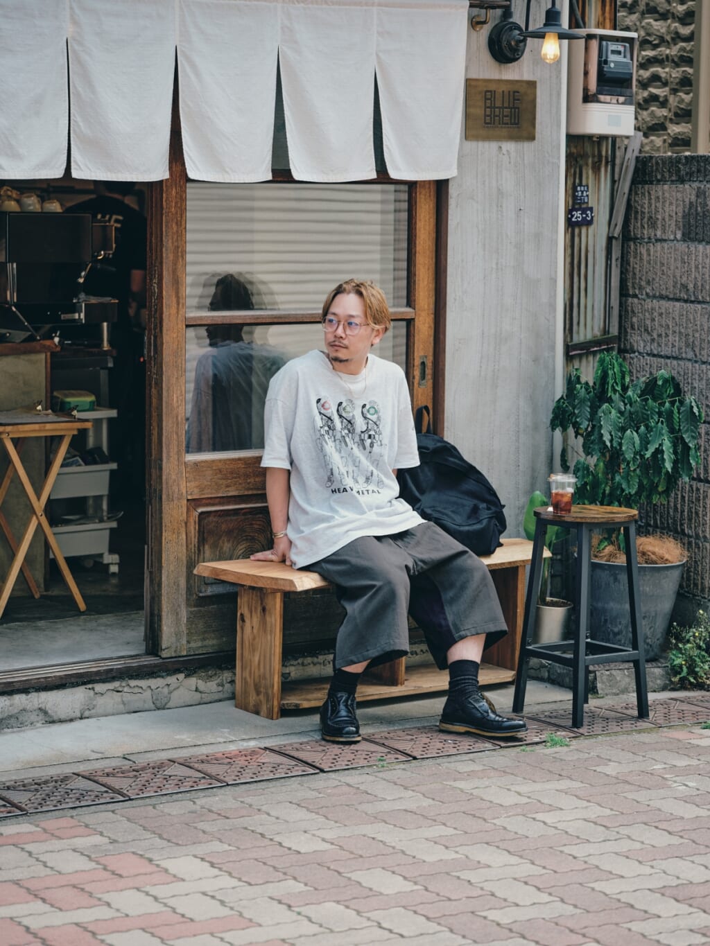 松枝 風/Penguin is always hot オーナー、スタイリスト
Tシャツ¥7700/古着 フュージョンスラックスショーツ¥33000、リメイクミュール¥16500/ともにイズ(すべてペンギンイズオールウェイズホット)メガネ/トムフォード バッグ/コム デ ギャルソン