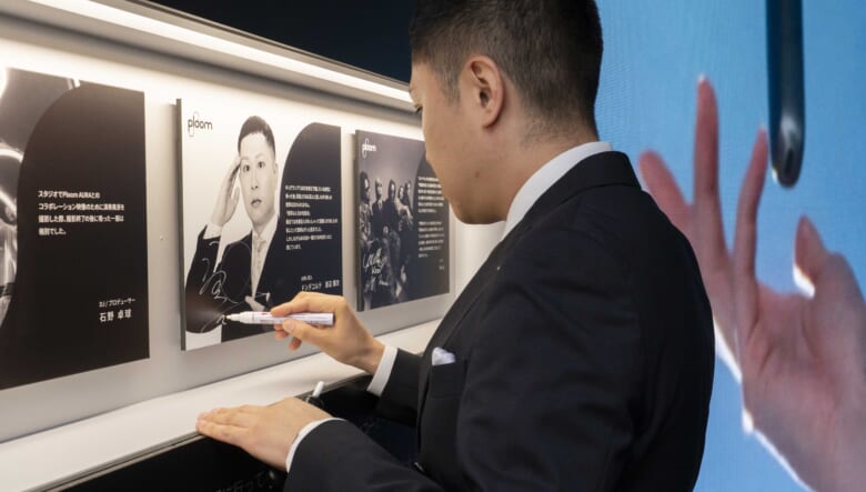 Ploom AURA発売1周年記念の特別イベントが銀座店で開催中。著名人のパネル展示や開発中のフレーバー体験も。
