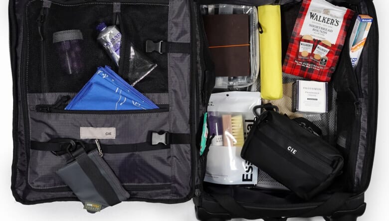 CIEの“GRID3”トローリーバッグに、機内持ち込みサイズが仲間入り。ミリタリー風の出で立ちで旅に出発！