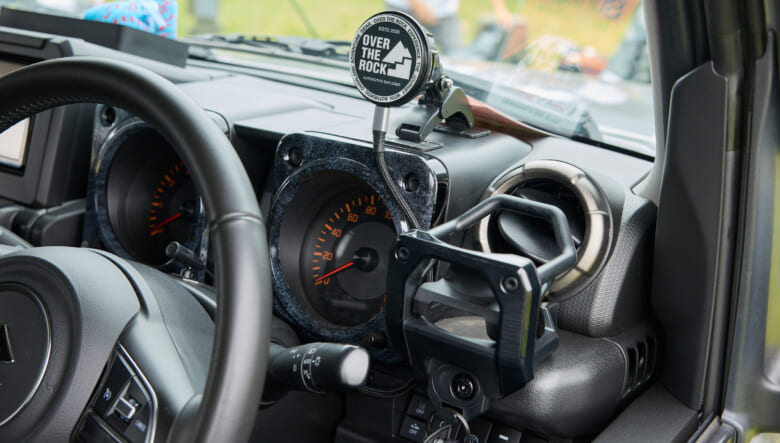 【’23 SUZUKI JIMNY SIERRA JB74】工業用デザインを随所に。機械的ルックでゴツさ倍増。