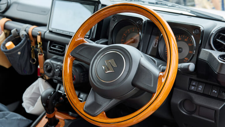 【’25 SUZUKI JIMNY JB64】エントリーグレードXGをあえてチョイスし、旧車感を。