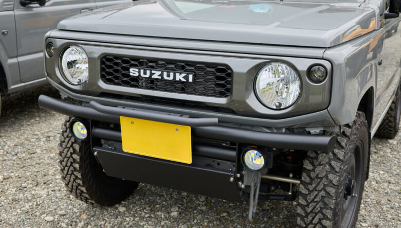 【’25 SUZUKI JIMNY JB64】純正オプションを基準に、外遊び風味にアレンジ。