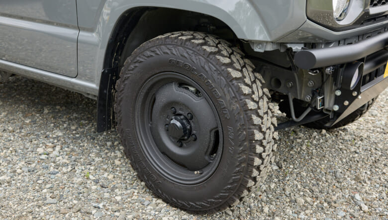 【’25 SUZUKI JIMNY JB64】純正オプションを基準に、外遊び風味にアレンジ。
