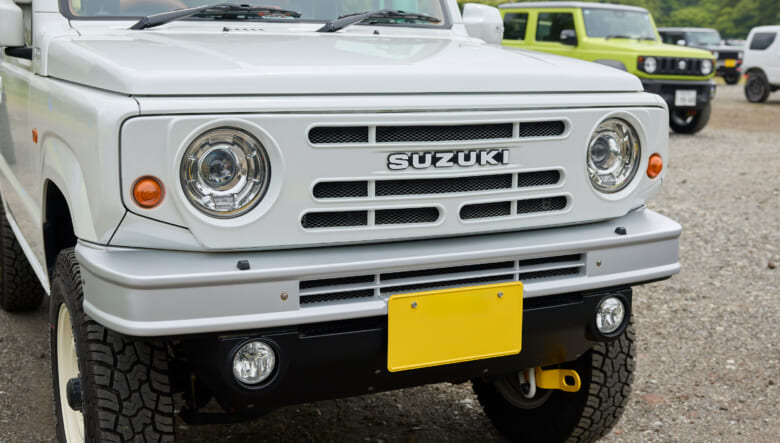 【’19 SUZUKI JIMNY JB64】レトロ感を強調させるため、白基調でトータルコーデ。