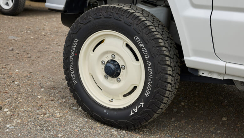 【’19 SUZUKI JIMNY JB64】レトロ感を強調させるため、白基調でトータルコーデ。