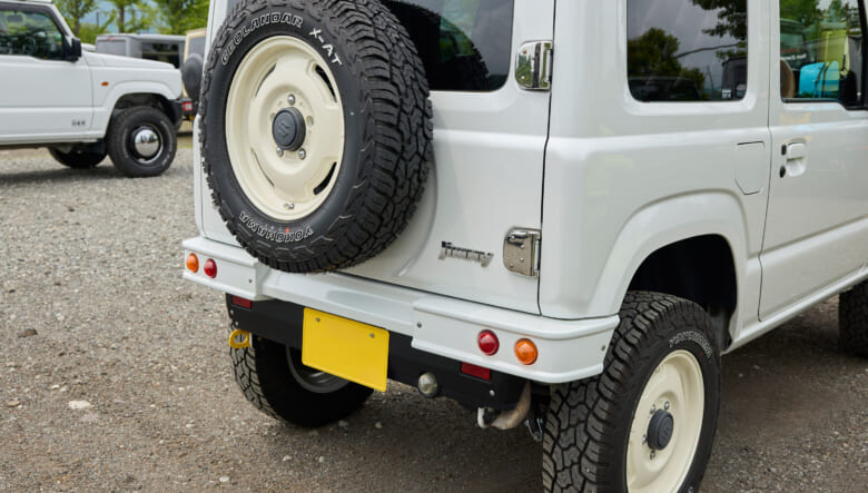 【’19 SUZUKI JIMNY JB64】レトロ感を強調させるため、白基調でトータルコーデ。