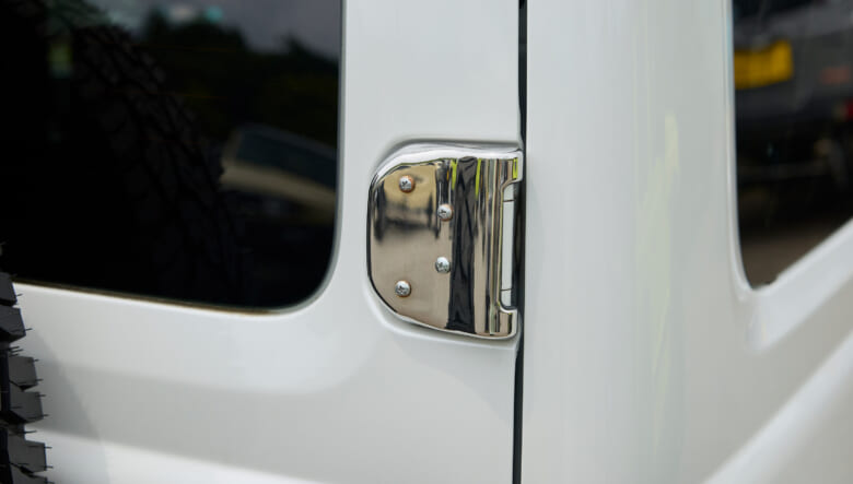 【’19 SUZUKI JIMNY JB64】レトロ感を強調させるため、白基調でトータルコーデ。