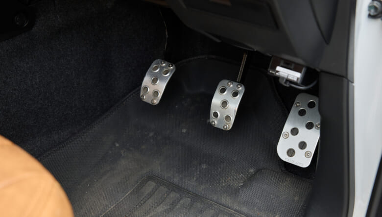 【’19 SUZUKI JIMNY JB64】レトロ感を強調させるため、白基調でトータルコーデ。