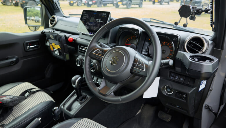 【’23 SUZUKI JIMNY SIERRA JB74】レビンデザインのグリルで、アーバンアウトドア仕様。