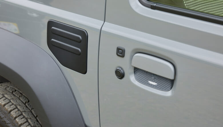 【’23 SUZUKI JIMNY SIERRA JB74】レビンデザインのグリルで、アーバンアウトドア仕様。