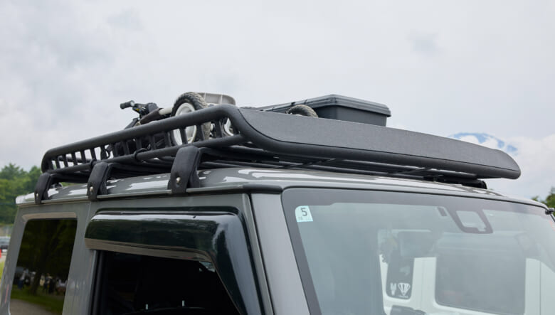 【’25 SUZUKI JIMNY SIERRA JB74】細部に宿るクルマ好き感。走りにもこだわるシエラ。