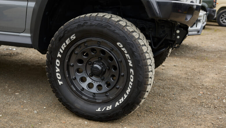 【’25 SUZUKI JIMNY SIERRA JB74】細部に宿るクルマ好き感。走りにもこだわるシエラ。