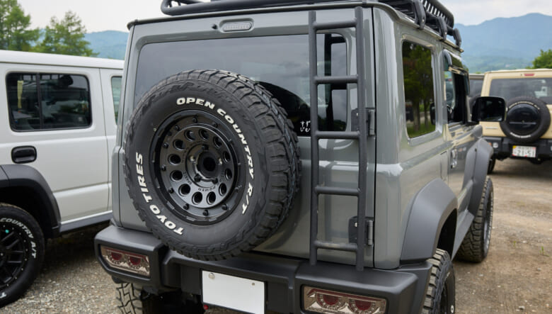【’25 SUZUKI JIMNY SIERRA JB74】細部に宿るクルマ好き感。走りにもこだわるシエラ。