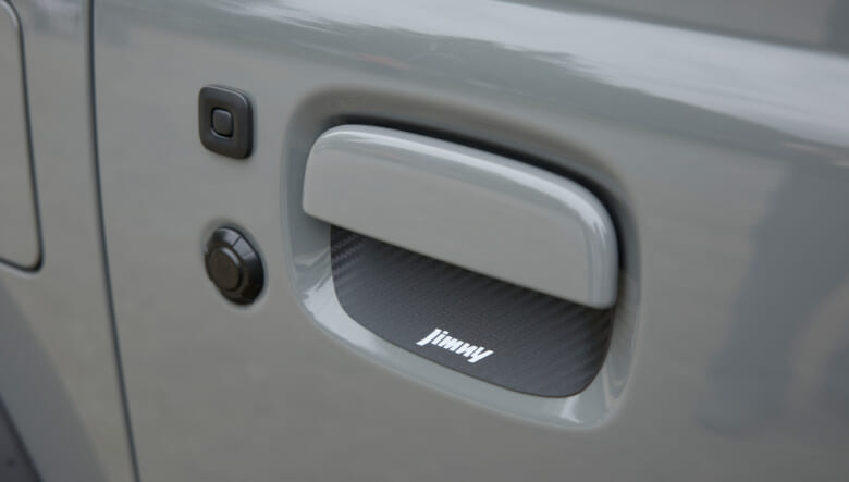 【’25 SUZUKI JIMNY SIERRA JB74】細部に宿るクルマ好き感。走りにもこだわるシエラ。