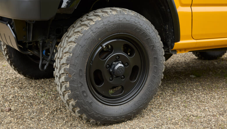 【’23 SUZUKI JIMNY JB64】ビビッドなボディカラーの都会派オフロードカスタム。